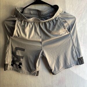 Under Armour boys Gray Shorts youth boys medium